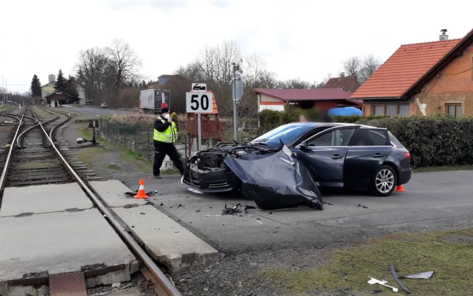 Osobní vlak smetl na nechráněném přejezdu řidičku s vozem AUDI