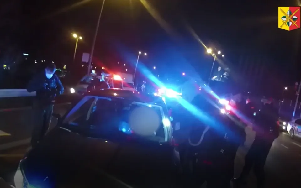 Řidička ujížděla jako šílená od Plzně po D5, zadrželi ji až policisté v Praze zastavovacím pásem