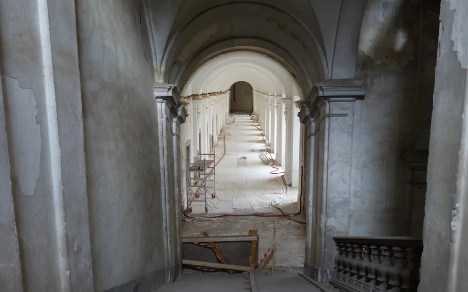 Mnichy v kladrubském klášteře už dávno nepotkáte, nyní jsou zde dělníci a restaurátoři