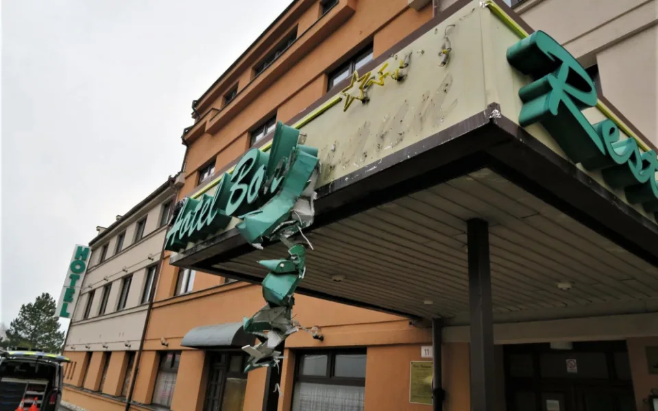 Kamion očesal retro nápis u vstupu do hotelu Babylon