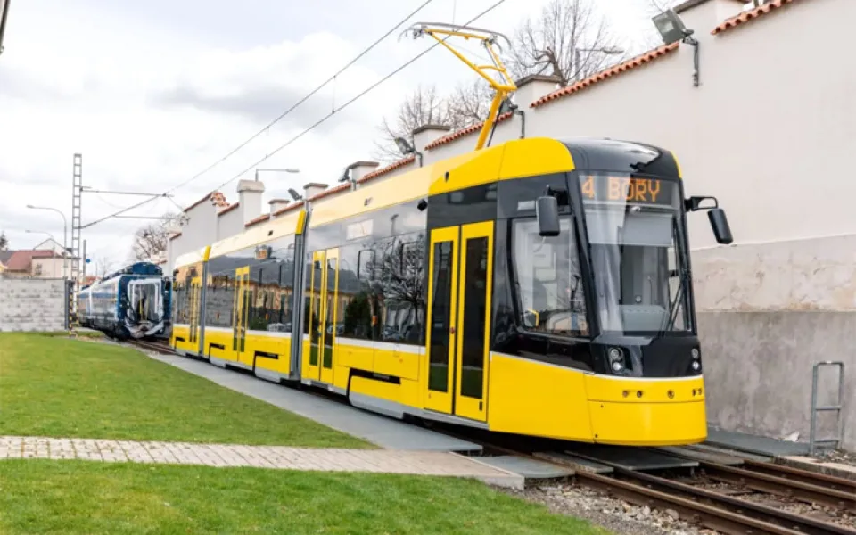 Podívejte se na novou tramvaj, která ještě letos začne jezdit v ulicích Plzně