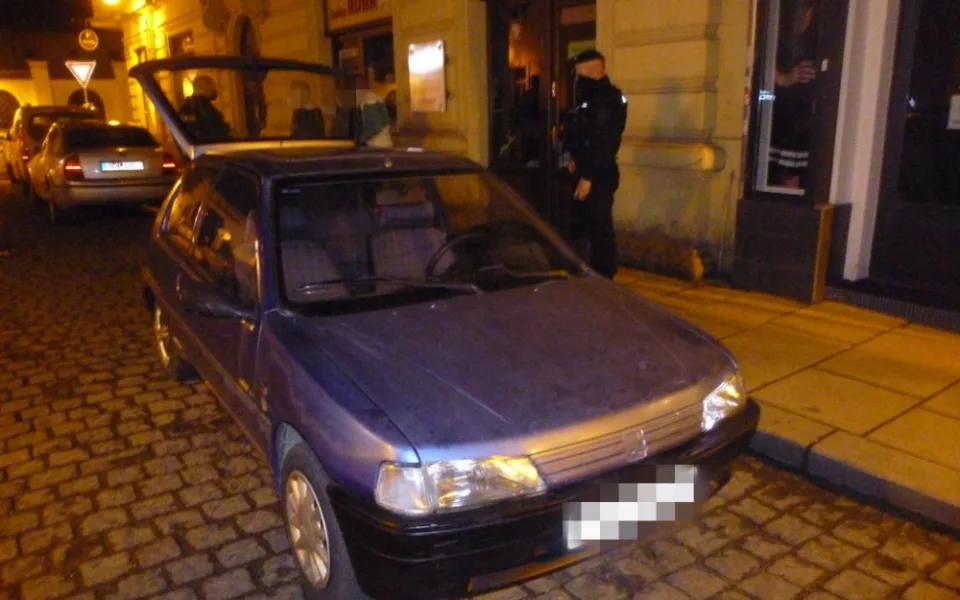 Opilý mladík se projížděl ulicemi města, autoškolu si teprve dodělával