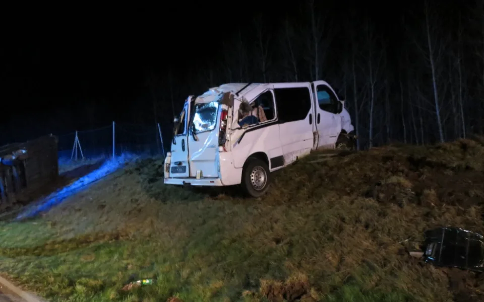 Vážná nehoda cizinců na dálnici D5, havarovali s dodávkou převážející na vleku auto