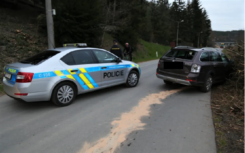 Šílená policejní honička se zdrogovaným mužem v kradeném autě, cestou několikrát naboural
