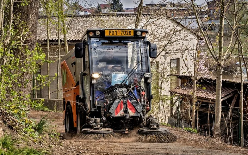 Čistící stroje už vyjely do terénu