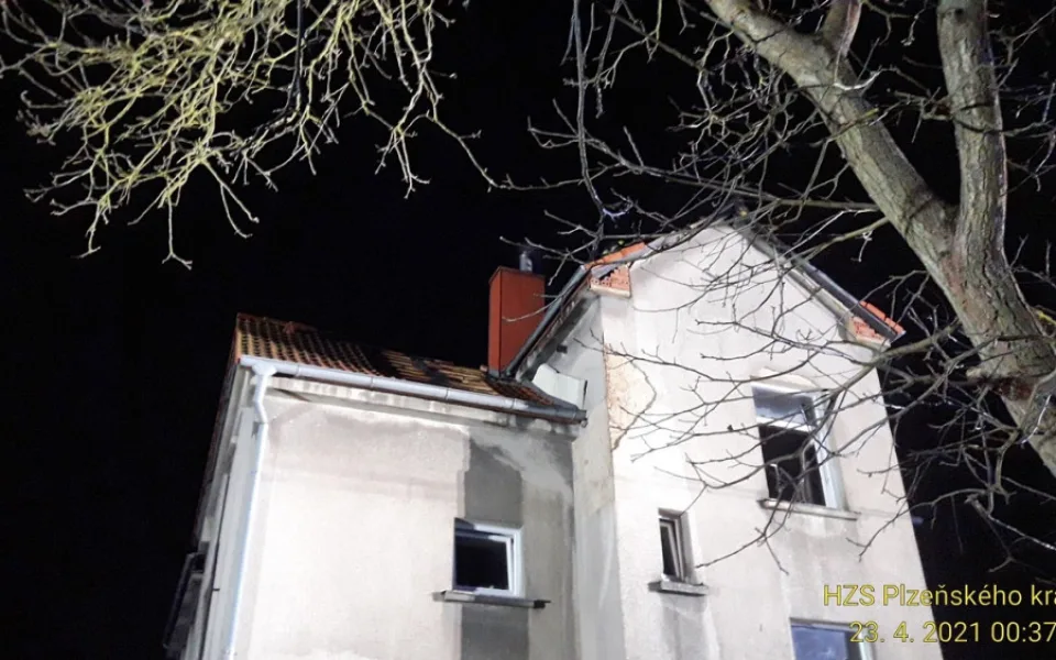 Z hořícího rodinného domu uprchlo před plameny pět lidí a pes