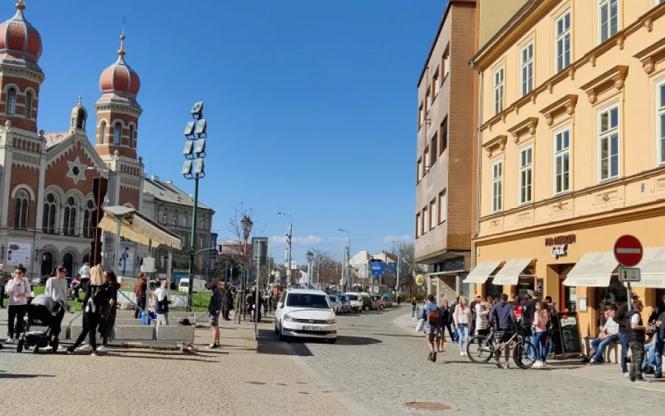 Slunečné počasí láká lidi ven, místo v přírodě se shromažďují před výdejními okénky