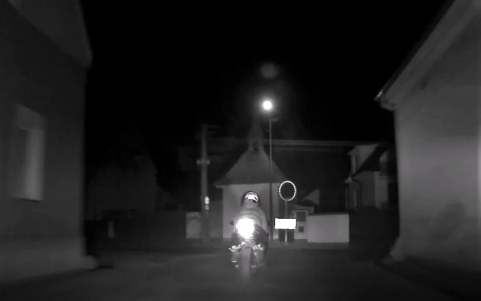 Poslední metry motorkáře před jeho pádem