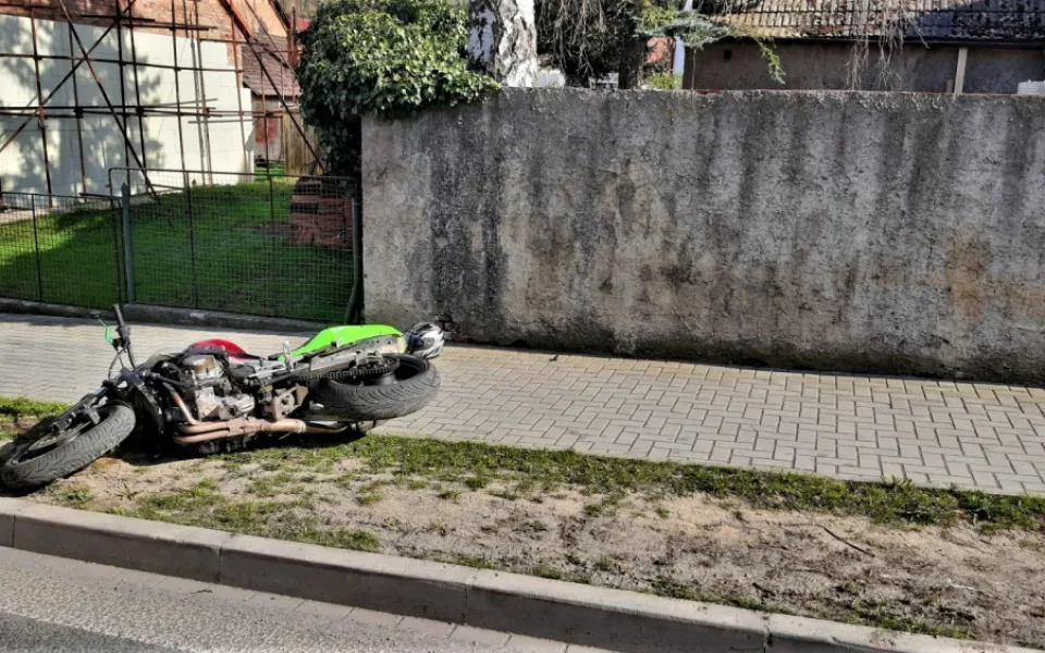 Motorkář při honičce s policií narazil do hradby