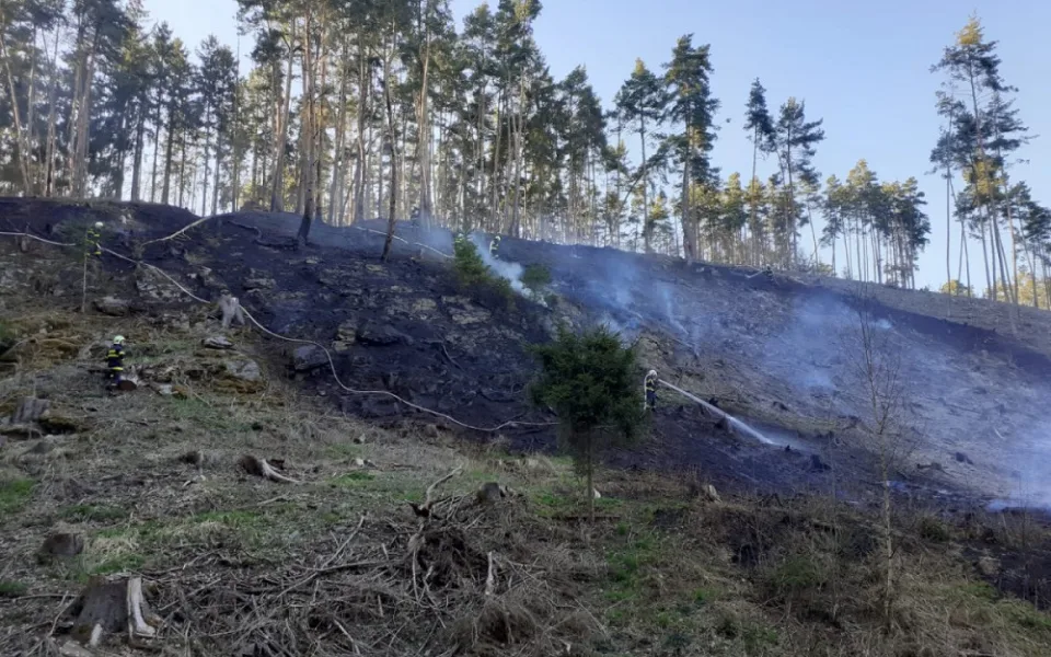 Nahlášené pálení se rychle vymklo kontrole, oheň zasáhl i část lesa