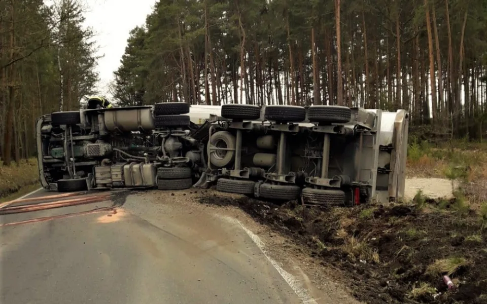 Převrácený kamion s vysypaným nákladem písku blokuje dopravu na Plzeňsku