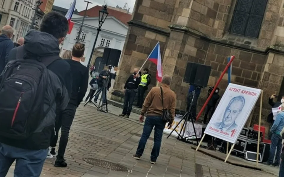 Proti politice prezidenta Miloše Zemana protestovalo v Plzni asi 200 občanů
