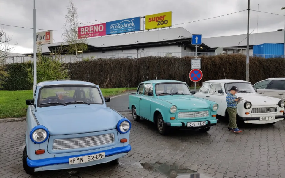 Příznivci dvoutaktních motorů se vydali na svou první neoficiální vyjížďku