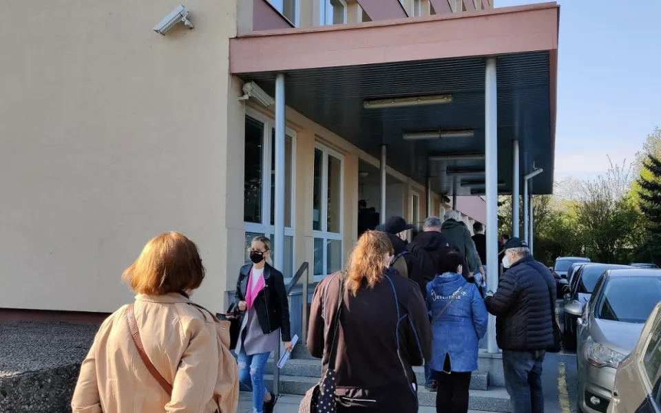 Finanční úřady obklíčily fronty, opozdilci přišli podat daňová přiznání