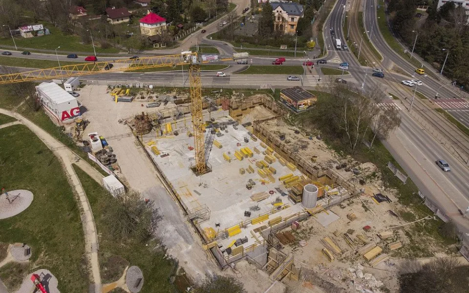 Budovaná retenční nádrž na Lochotíně zadrží až 6000 kubíků vody z přívalových dešťů