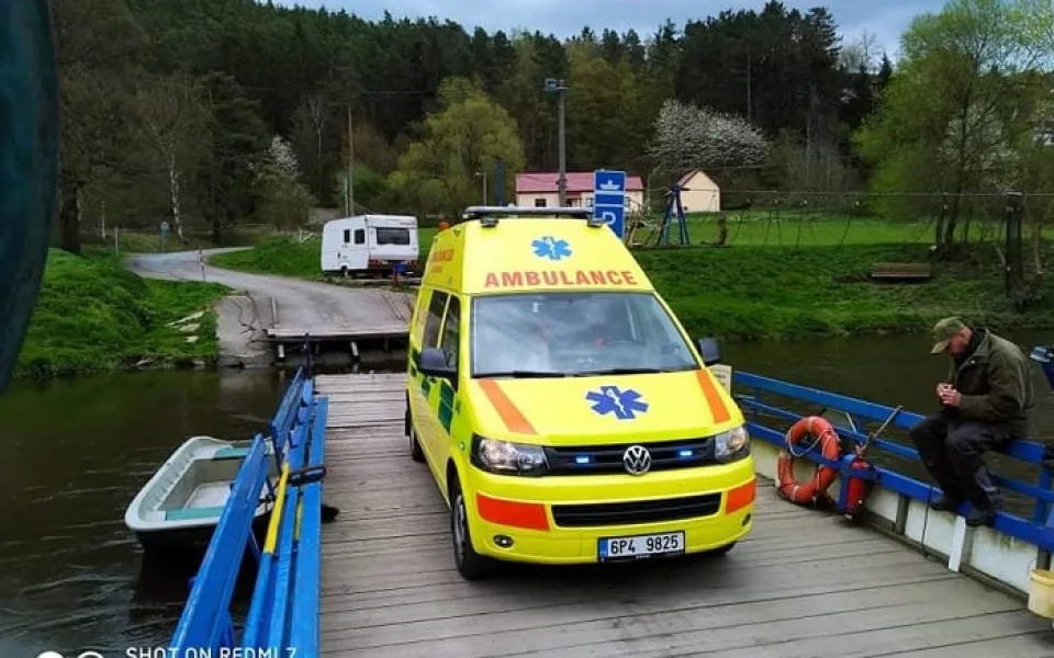 Záchranáři se za pacientem vydali po vodě, díky přívozu jsou na místě mnohem rychleji