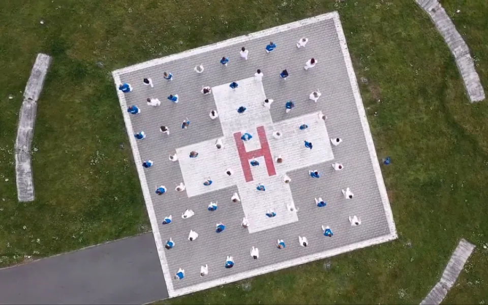 Záložní heliport se proměnil v taneční parket