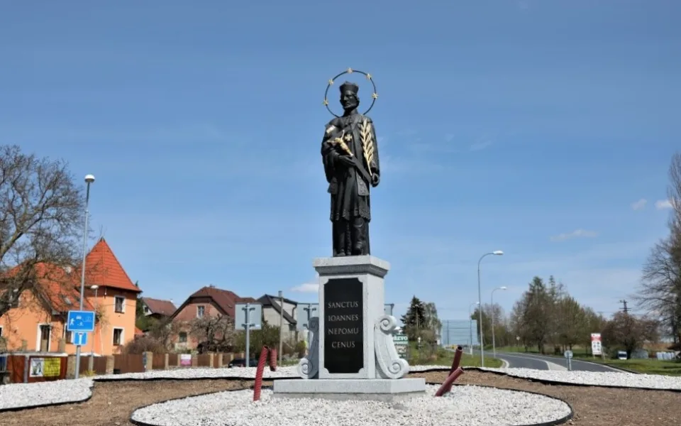 Nalezená socha Jana Nepomuckého nově hlídá kruhový objezd v Nepomuku