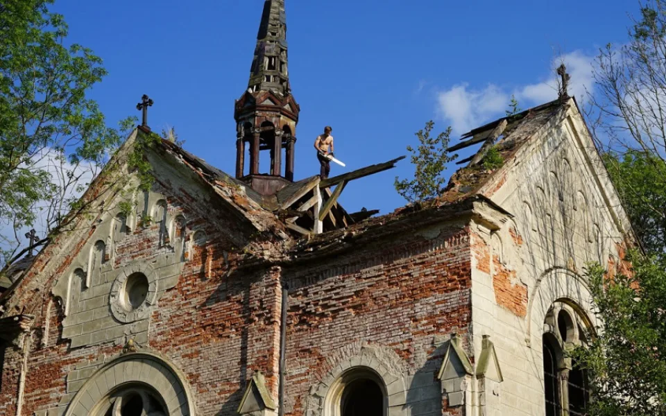 Skupina mladých nadšenců z Česka a Německa opravuje zdevastovaný kostel sv. Anny, foto: Prokop Šícha