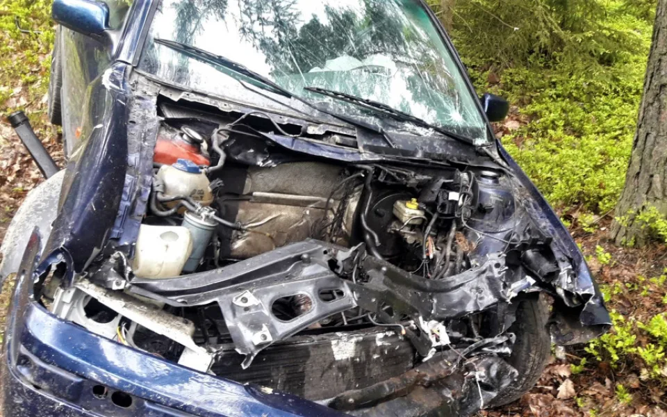 Po děsivém nárazu do stromu vyletěl z auta motor, řidička utrpěla těžké zranění