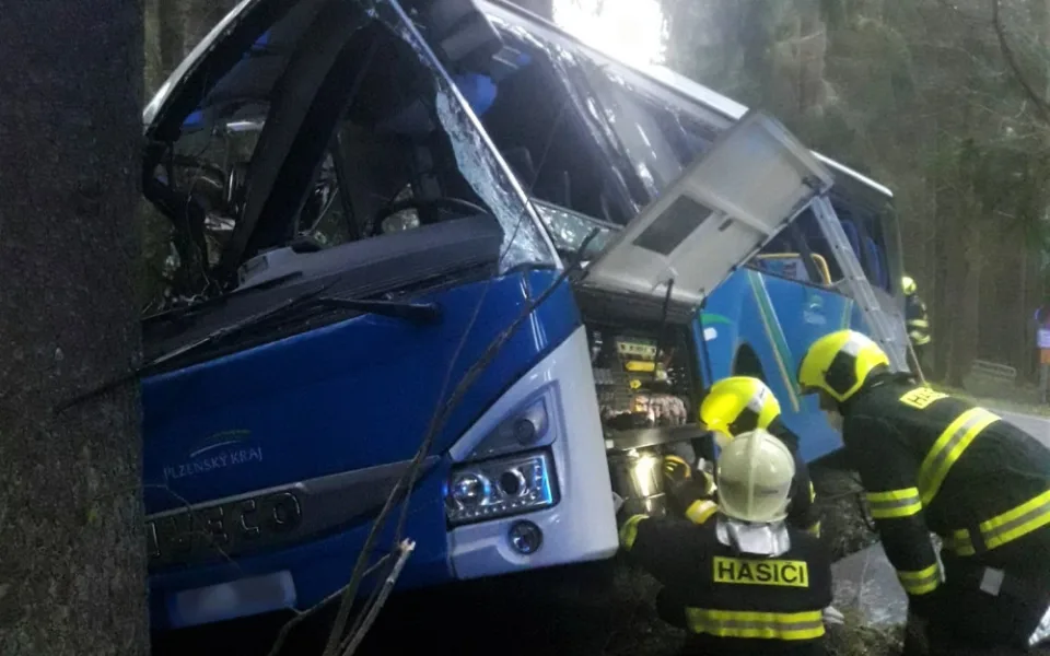 Autobus na Šumavském Špičáku vyjel ze silnice a roztříštil se o stromy