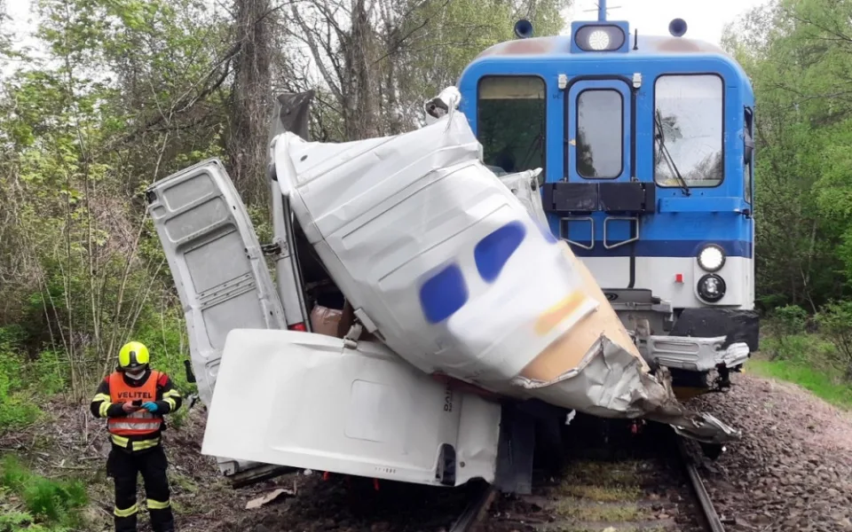 Mladý řidič dodávky zkřížil cestu osobnímu vlaku, ten jej tlačil desítky metrů před sebou