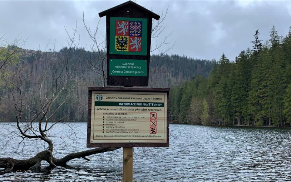 Správa NP Šumava u šumavských ledovcových jezer v těchto dnech instaluje jasné cedule s vyznačeným zákazem koupání. A nechybí ani další zákazy.