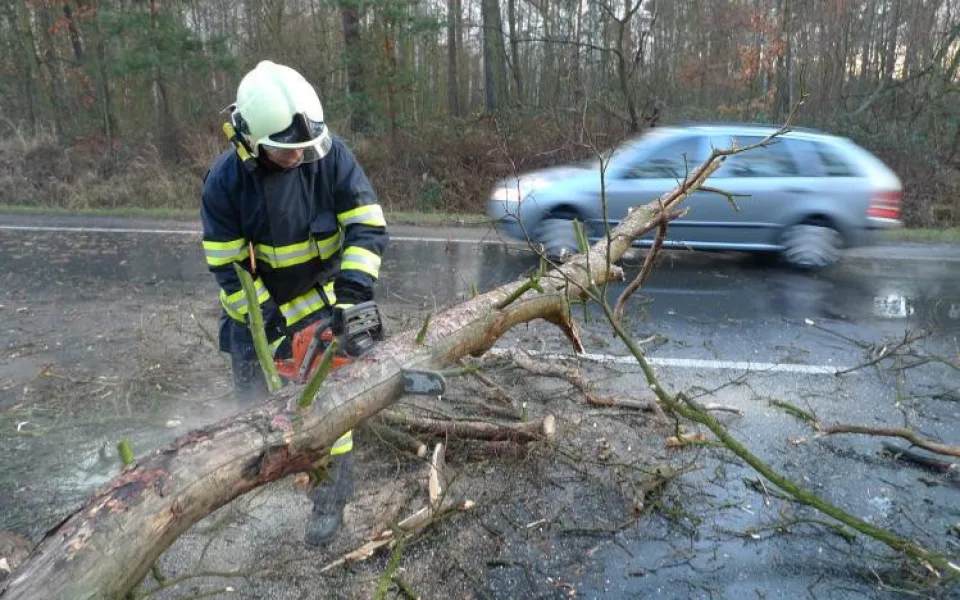 Hasiči budou mít dnes plno práce s odstraňováním popadaných stromů