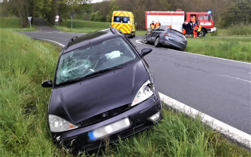 Policisté pátrají po dvojici cizinců. Utekli od nehody, kterou způsobil jeden z nich