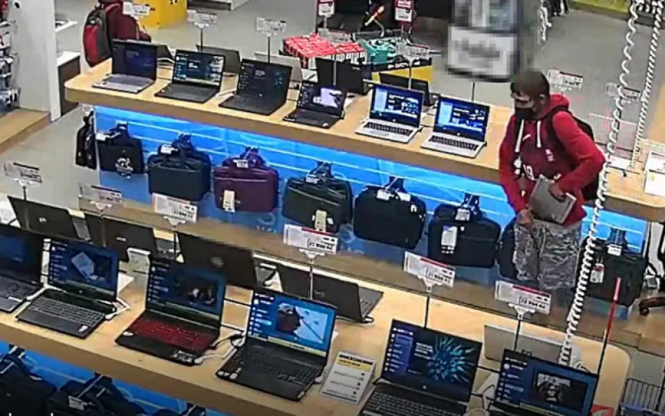 Kamera zachytila muže, jak si kradený notebook strká do kalhot, teď po něm pátrá policie
