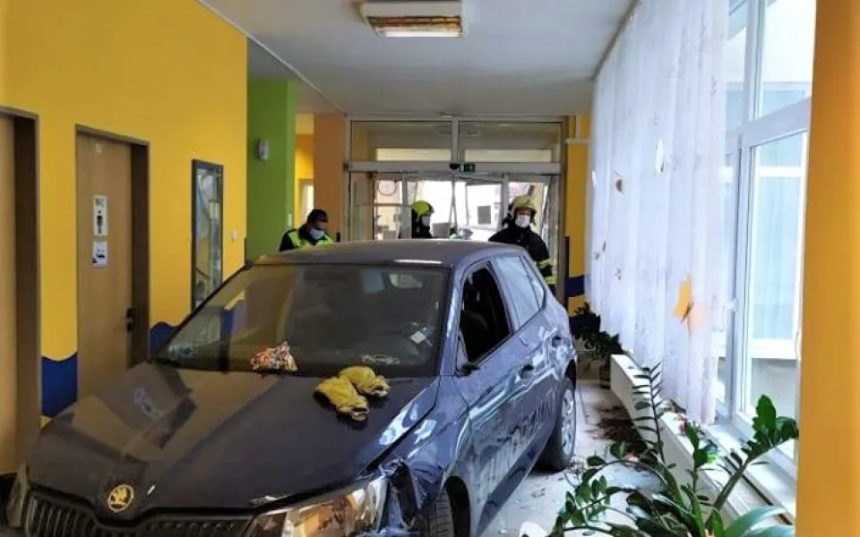 Šestnáct let vězení hrozí muži, který se s autem proboural do domova pro seniory, na následky šoku zemřela seniorka