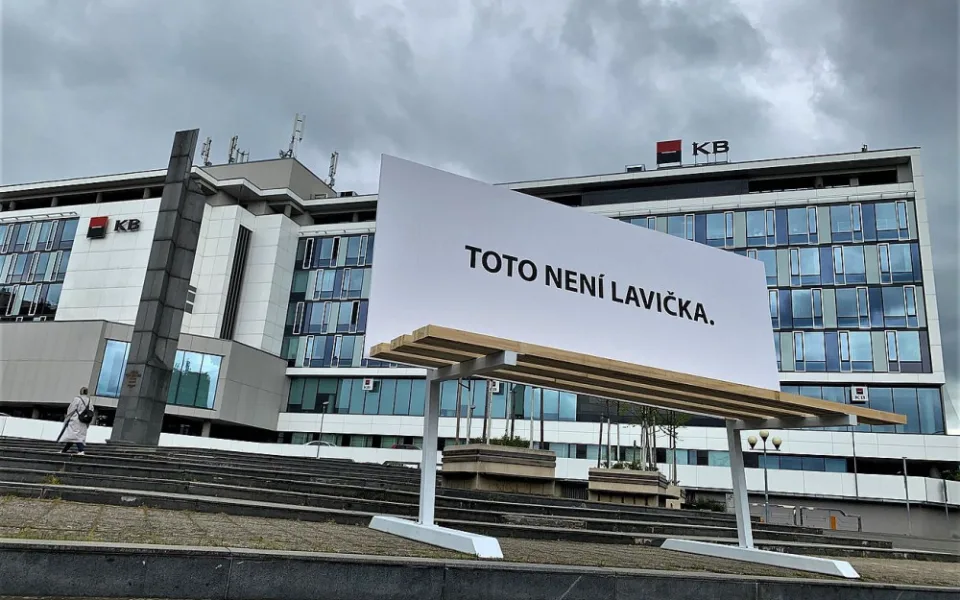 Obří lavička způsobila poprask, má upozornit na množství vizuálního smogu v Plzni