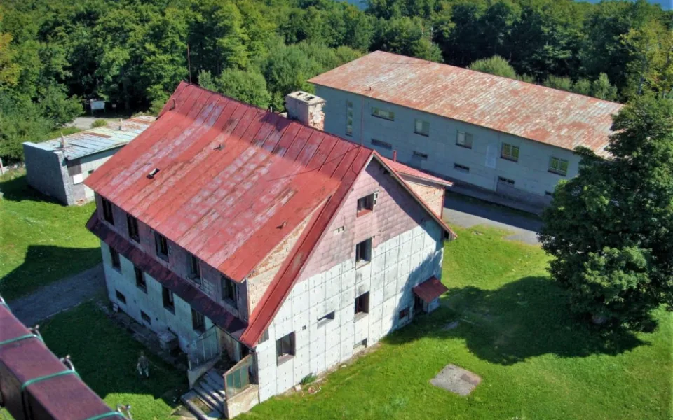 Z vrcholku Čerchova začíná postupně mizet deset starých armádních budov 