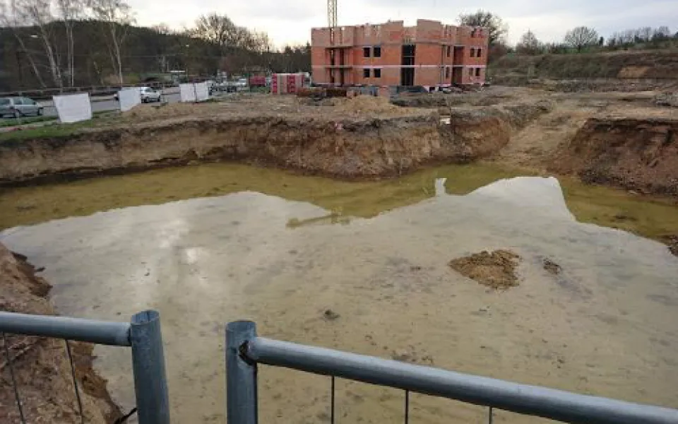 Základy čtyř bytových domů projektu Panorama Bolevák se stavěly doslova na vodě