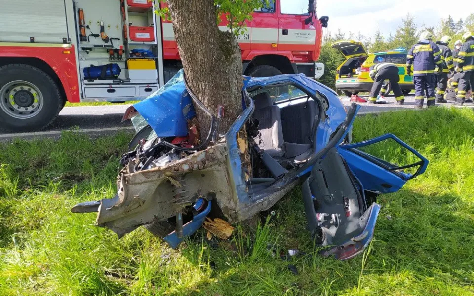 Řidič vyletěl na rovném úseku ze silnice a narazil do stromu, utrpěl těžké zranění