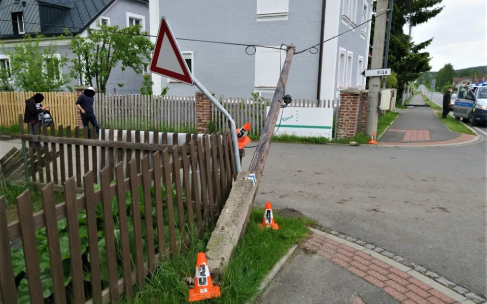 Řidič neodhadl výšku výšku převáženého nákladu a nechal za sebou spoušť