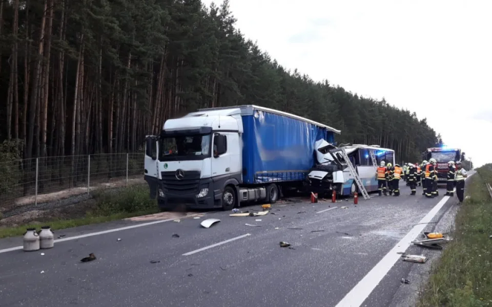 Tragickou srážku s kamionem nepřežila jedna cestující, policie obvinila řidiče autobusu