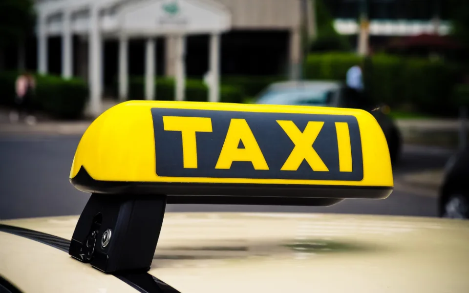 Taxík přiveze uchazeče na pracovní pohovor k výrobci klimatizací, získat mohou náborový příspěvek až 50 tisíc