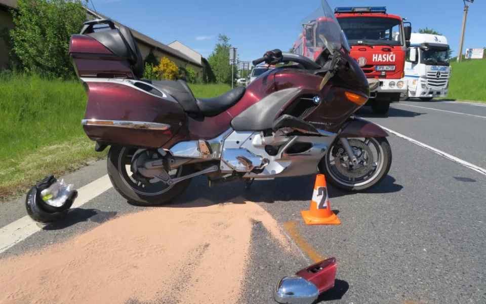 Německého motorkáře smetla u hranic řidička mercedesu přijíždějící na hlavní silnici