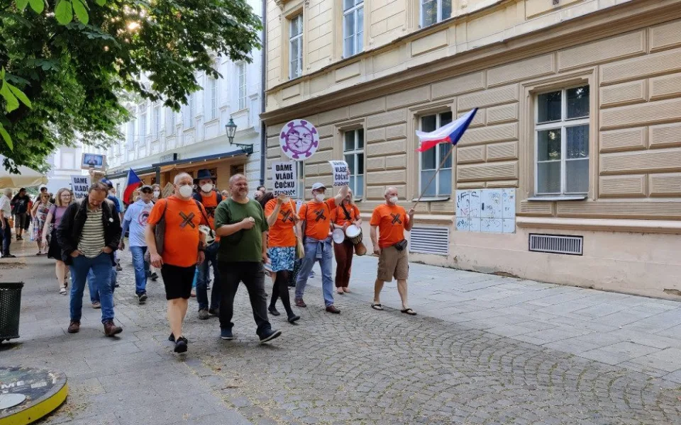 Plzeňané na demonstraci dali vládě čočku a vzkazují: Chceme změnu