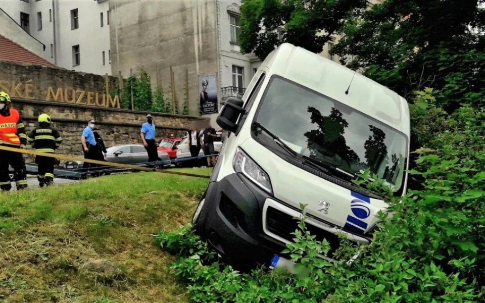 Řidič v centru Plzně doručoval zásilku, dodávka se mu samovolně rozjela ze svahu