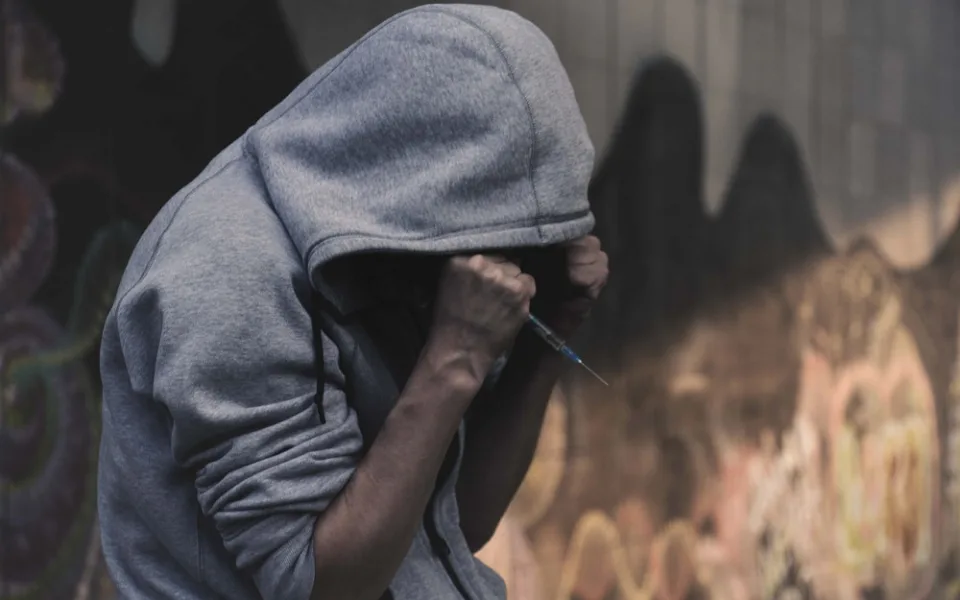 Zfetovaný muž tvrdil, že ho chce zabít Střihoruký Edward, schoval se před ním na záchodě
