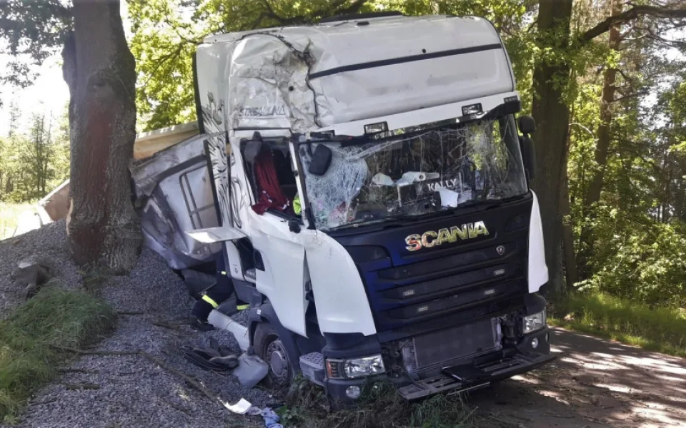 Pod soupravou s nákladem štěrku se utrhla krajnice, vozidlo pak narazilo do stromu