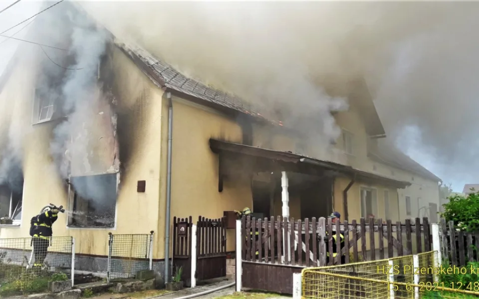 Deset jednotek hasičů bojovalo s rozsáhlým  požárem rodinného domu