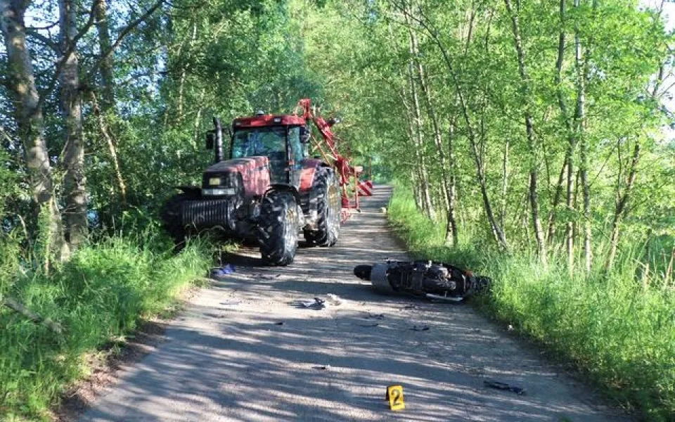Opilý jezdec na motocyklu to úzké silničce napálil rovnou do traktoru