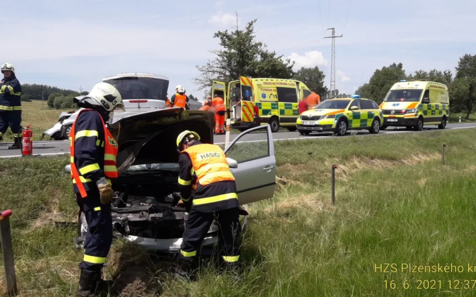 Po čelním střetu dvou osobáků zůstal ve voze zaklíněný vážně zraněný spolujezdec