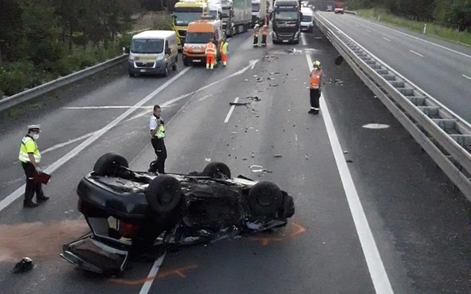 Dálnici D5 časně ráno ochromila nehoda dvou automobilů, dva řidiči se těžce zranili