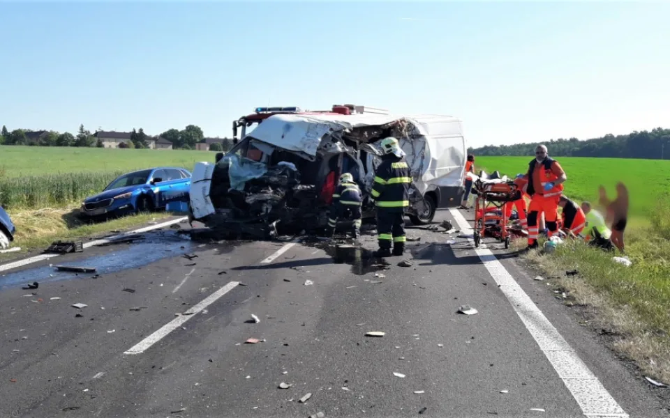 Další vážná nehoda na Plzeňsku, u železničního přejezdu se střetla čtyři vozidla