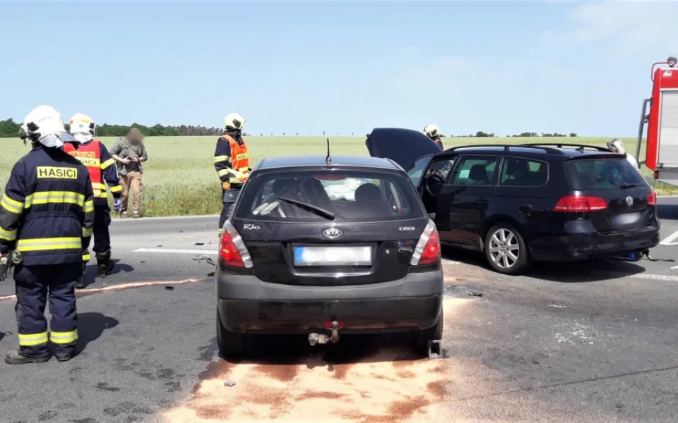 Provoz na silnici I/27 u Plzně ochromil čelní střet dvou osobáků, tři lidé se těžce zranili