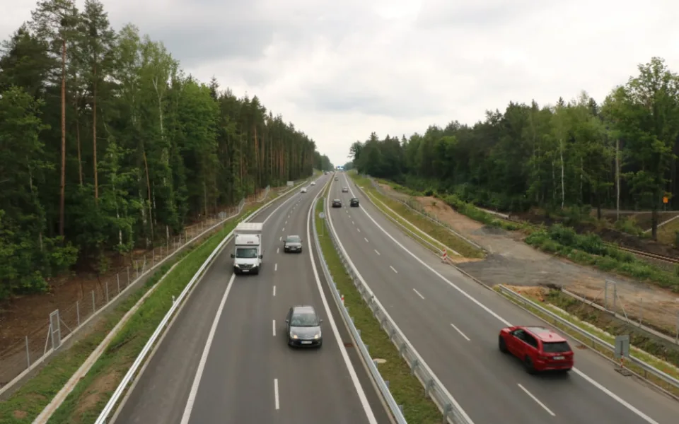 Bezpečnější a plynulejší provoz, ŘSD ukončilo na kraji Plzně důležitou silnici na Most